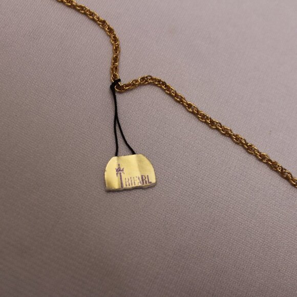 Crown Trifari Gold Tone Starburst Medallion Necklace - Picture 4 of 11